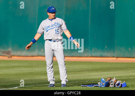 14 juin 2011, Oakland, CA, USA ; Kansas City Royals catcher Matt Treanor (15) se réchauffe dans le champ avant le match contre les Athletics d'Oakland au Oakland-Alameda County Coliseum. Kansas City Oakland défait 7-4. Banque D'Images