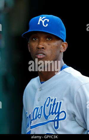 14 juin 2011, Oakland, CA, USA ; Kansas City Royals shortstop alcides Escobar (2) se tient dans l'abri avant le match contre les Oakland Athletics d'Oakland-Alameda County Coliseum. Kansas city oakland défait 7-4. Banque D'Images