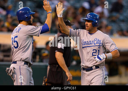 14 juin 2011, Oakland, CA, USA ; droit des Royals de Kansas City fielder Jeff Francoeur (21) et de premier but Eric Hosmer (35) célébrer après avoir marqué court contre les Athletics d'Oakland au cours de la cinquième manche au Oakland-Alameda County Coliseum. Banque D'Images