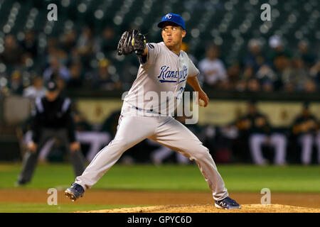 14 juin 2011 ; Oakland, CALIFORNIE, États-Unis; le lanceur Danny Duffy (23 ans) des Kansas City Royals affronte les Oakland Athletics lors de la cinquième manche au Oakland-Alameda County Coliseum. Kansas City bat Oakland 7-4. Banque D'Images