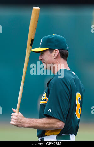 18 juin 2011, Oakland, CA, USA ; Oakland Athletics manager bob melvin (6) montres son équipe au cours de la pratique au bâton avant le match contre les Giants de San Francisco à l'o.co coliseum. oakland san francisco défait 4-2. Banque D'Images