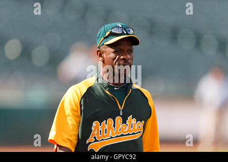 18 juin 2011, Oakland, CA, USA ; l'ancien voltigeur des athletics d'Oakland rickey Henderson au cours de la pratique au bâton avant le match contre les Giants de San Francisco à o.co coliseum. oakland san francisco défait 4-2. Banque D'Images