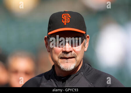 18 juin 2011, Oakland, CA, USA ; San Francisco Giants manager Bruce Bochy (15) montres son équipe au cours de la pratique au bâton avant le match contre les Athletics d'Oakland à O.co Coliseum. Banque D'Images
