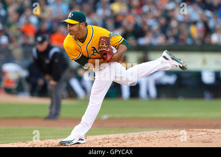 18 juin 2011, Oakland, CA, USA ; Oakland Athletics le lanceur partant Guillermo Moscoso (52) emplacements contre les Giants de San Francisco pendant la deuxième manche chez O.co Coliseum. Banque D'Images