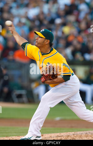 18 juin 2011, Oakland, CA, USA ; Oakland Athletics le lanceur partant Guillermo Moscoso (52) emplacements contre les Giants de San Francisco pendant la deuxième manche chez O.co Coliseum. Banque D'Images