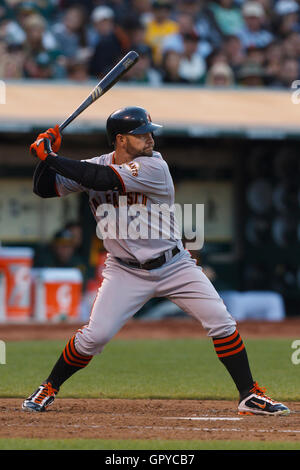 18 juin 2011, Oakland, CA, USA ; le voltigeur des Giants de San Francisco Cody Ross (13) à la batte contre les Athletics d'Oakland au cours de la quatrième manche à l'O.co Coliseum. San Francisco Oakland défait 4-2. Banque D'Images