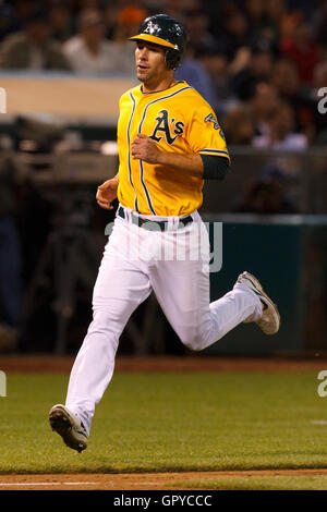 18 juin 2011, Oakland, CA, USA ; Oakland Athletics le deuxième but Scott Sizemore (29) marque un point contre les Giants de San Francisco au cours de la cinquième manche à l'O.co Coliseum. Banque D'Images