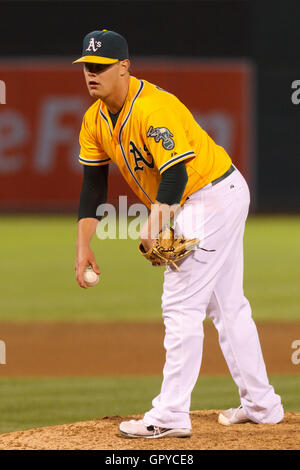 18 juin 2011, Oakland, CA, USA ; Oakland Athletics lanceur droitier Andrew Bailey (40) se dresse sur la pitchers mound contre les Giants de San Francisco au cours de la neuvième manche à l'O.co Coliseum. San Francisco Oakland défait 4-2. Banque D'Images