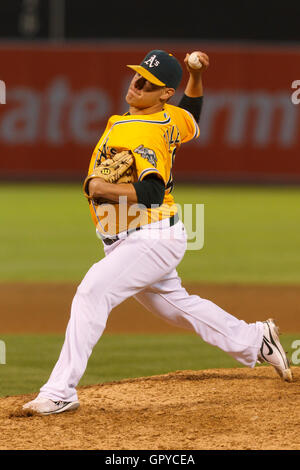 18 juin 2011, Oakland, CA, USA ; Oakland Athletics lanceur droitier Andrew Bailey (40) emplacements contre les Giants de San Francisco au cours de la neuvième manche à l'O.co Coliseum. San Francisco Oakland défait 4-2. Banque D'Images