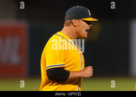 18 juin 2011 ; Oakland, CALIFORNIE, États-Unis; Andrew Bailey (40), lanceur de secours d'Oakland Athletics, célèbre à la fin du match contre les Giants de San Francisco à l'O.co Coliseum. Oakland bat San Francisco 4-2. Banque D'Images