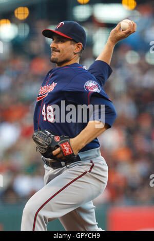 21 juin, 2011 ; San Francisco, CA, USA ; Minnesota Twins Carl Pavano lanceur partant (48) emplacements contre les Giants de San Francisco au cours de la première manche à AT&T Park. Banque D'Images