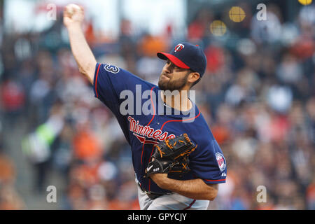 22 juin 2011, San Francisco, CA, USA ; le lanceur partant des twins de minnesota nick blackburn (53) emplacements contre les Giants de San Francisco au cours de la première manche à at&t park. Banque D'Images