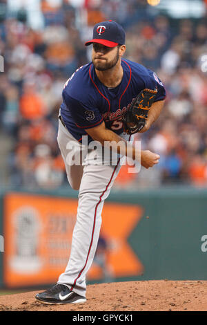 22 juin 2011, San Francisco, CA, USA ; le lanceur partant des Twins de Minnesota Nick Blackburn (53) emplacements contre les Giants de San Francisco au cours de la première manche à AT&T Park. Banque D'Images