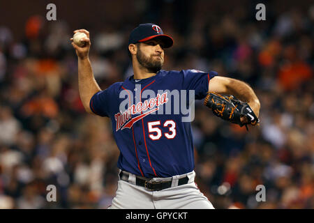 22 juin 2011 ; San Francisco, CA, États-Unis ; le lanceur Nick Blackburn (53) des Twins du Minnesota affronte les Giants de San Francisco lors de la cinquième manche à AT&T Park. Banque D'Images