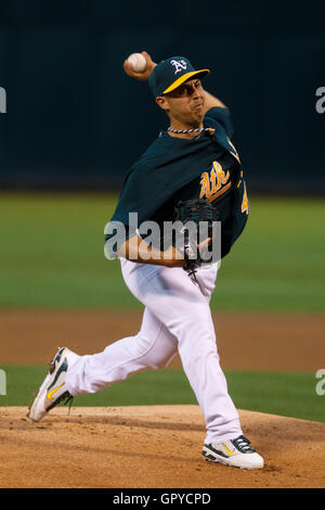 28 juin 2011 ; Oakland, CALIFORNIE, États-Unis; le lanceur de départ d'Oakland Athletics, Gio Gonzalez (47), affronte les Florida Marlins lors de la première manche à l'O.co Coliseum. Banque D'Images