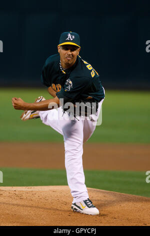 28 juin, 2011 ; Oakland, CA, USA ; Oakland Athletics le lanceur partant gio Gonzalez (47) emplacements contre les marlins de la Floride au cours de la première manche à l'o.co Coliseum. Banque D'Images