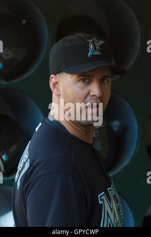 29 juin, 2011 ; Oakland, CA, USA ; les Florida Marlins joueur Gaby Sanchez (15) se trouve dans l'abri avant le match contre les Athletics d'Oakland à l'O.co Coliseum. La Floride a battu 3-0 Oakland. Banque D'Images