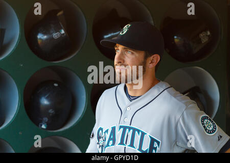 5 juillet 2011, Oakland, CA, USA, Seattle Mariners le deuxième but Dustin Ackley (13) se trouve dans l'abri avant le match contre les Athletics d'Oakland à O.co Coliseum. Seattle défait 4-2 Oakland en 10 manches. Banque D'Images