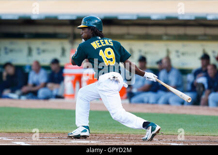 5 juillet 2011, Oakland, CA, USA ; Oakland Athletics le deuxième but Jemile Weeks (19) hits un seul contre les Mariners de Seattle au cours de la première manche à O.co Coliseum. Banque D'Images