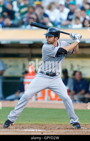 5 juillet 2011 ; Oakland, CA, États-Unis; Dustin Ackley (13 ans), deuxième joueur des Seattle Mariners, à la batte contre les Oakland Athletics lors de la deuxième manche au O.co Coliseum. Seattle a battu Oakland 4-2 en 10 manches. Banque D'Images