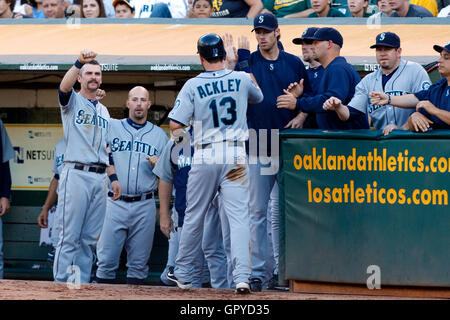 5 juillet 2011, Oakland, CA, USA, Seattle Mariners le deuxième but Dustin Ackley (13) est félicité par coéquipiers après avoir marqué une course contre les Athletics d'Oakland durant la deuxième manche chez O.co Coliseum. Banque D'Images