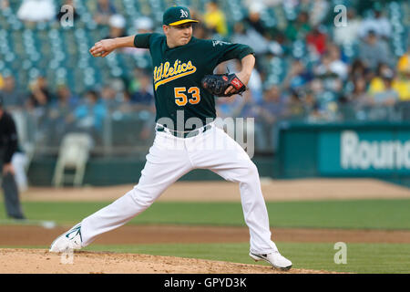 5 juillet 2011, Oakland, CA, USA ; Oakland Athletics le lanceur partant Trevor Cahill (53) emplacements contre les Mariners de Seattle au cours de la quatrième manche à O.co Coliseum. Banque D'Images