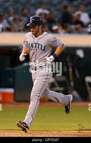 5 juillet 2011, Oakland, CA, USA, Seattle Mariners le deuxième but Dustin Ackley (13) étapes sur la plaque après avoir frappé un coup de circuit contre les Athletics d'Oakland durant la septième manche chez O.co Coliseum. Banque D'Images