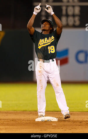 5 juillet 2011, Oakland, CA, USA ; Oakland Athletics le deuxième but jemile weeks (19) célèbre après avoir frappé un double contre les Mariners de Seattle au cours de la neuvième manche à o.co Coliseum. Banque D'Images