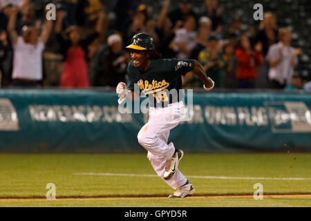 5 juillet 2011, Oakland, CA, USA ; Oakland Athletics le deuxième but jemile weeks (19) exécute la maison pour marquer le jeu de lier l'exécution sur les Mariners de Seattle au cours de la neuvième manche à o.co Coliseum. Banque D'Images