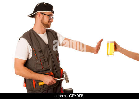 Homme Vêtements de travail en refusant la bière, ne buvez pas le travail isolé. Banque D'Images