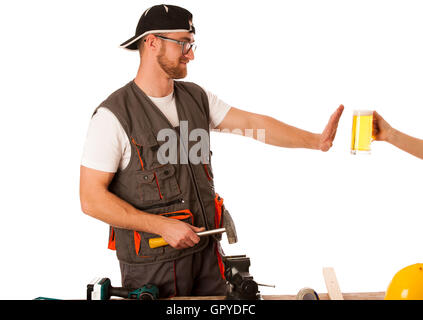 Homme Vêtements de travail en refusant la bière, ne buvez pas le travail isolé. Banque D'Images