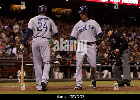 7 juillet, 2011 ; San Francisco, CA, USA ; San Diego Padres le voltigeur Ryan Ludwick (à droite) est félicité par champ centre Cameron Maybin (24) après avoir frappé un coup de circuit contre les Giants de San Francisco au cours de la septième manche à AT&T Park. Banque D'Images