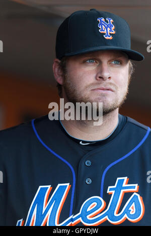 8 juillet, 2011 ; San Francisco, CA, USA ; New York Mets joueur Lucas Duda (21) se trouve dans l'abri avant le match contre les Giants de San Francisco à AT&T Park. New York San Francisco défait 5-2. Banque D'Images
