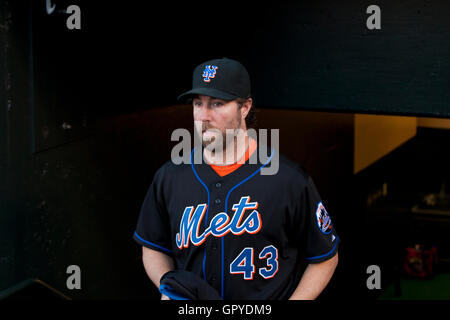 8 juillet, 2011 ; San Francisco, CA, USA ; New York Mets le lanceur partant R.A. Dickey (43) entre dans l'étang-réservoir avant le match contre les Giants de San Francisco à AT&T Park. Banque D'Images