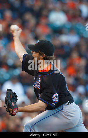 8 juillet, 2011 ; San Francisco, CA, USA ; New York Mets le lanceur partant R.A. Dickey (43) emplacements contre les Giants de San Francisco au cours de la deuxième manche à AT&T Park. Banque D'Images