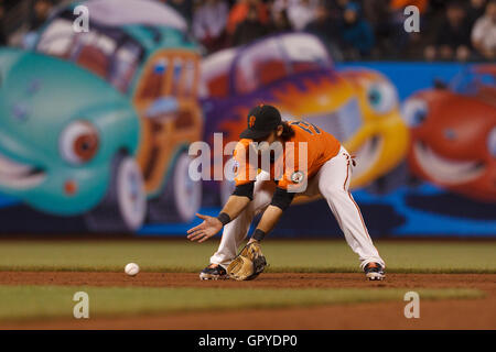 8 juillet, 2011 ; San Francisco, CA, USA ; l'arrêt-court des Giants de San Francisco Brandon Crawford (35) Les champs un motif balle contre les Mets de New York au cours de la sixième manche chez AT&T Park. Banque D'Images