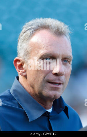 Juillet 18, 2011 ; San Francisco, CA, USA ; Ancien San Francisco 49ers quarterback Joe Montana montres la pratique au bâton avant le match entre les Giants de San Francisco et Les Dodgers de Los Angeles à AT&T Park. Banque D'Images