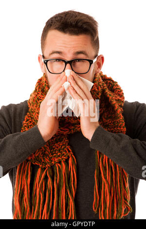 L'homme avec la grippe et la fièvre enveloppé dans le mouchoir écharpe en éternuant dans isolated over white. Banque D'Images