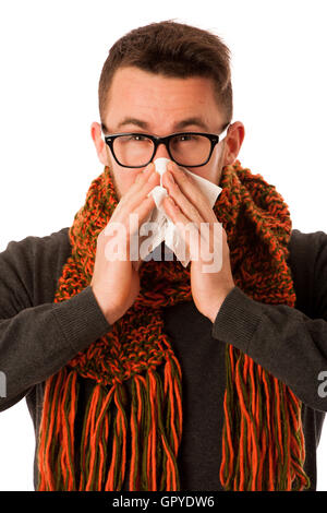 L'homme avec la grippe et la fièvre enveloppé dans le mouchoir écharpe en éternuant dans isolated over white. Banque D'Images