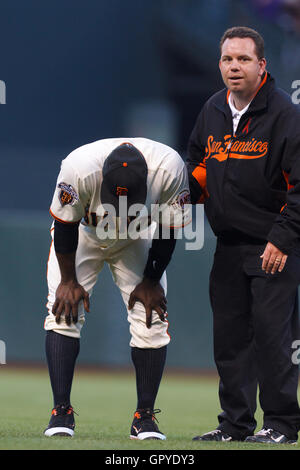 Juillet 18, 2011 ; San Francisco, CA, USA ; San Francisco Giants de troisième but Miguel Tejada (10) est assisté par du personnel médical après avoir subi une blessure au cours de la troisième manche contre les Dodgers de Los Angeles à AT&T Park. Banque D'Images