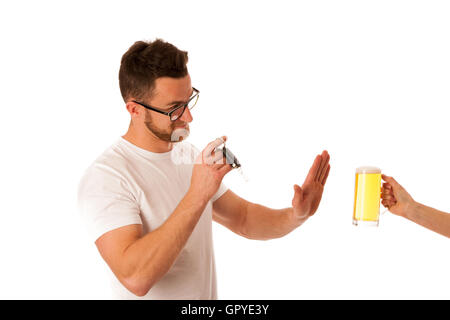 L'homme refusant l'alcool bière montrant car key comme geste de ne pas boire et conduire isolated over white. Banque D'Images