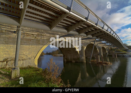 Image HDR d'un vieux pont-route avec nouveau pont enjambant la rivière Stour à Wimborne, Dorset, UK Banque D'Images