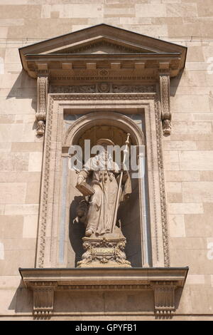 Statue de St Hieronimus (St Jerome) dans une niche sur le mur de la basilique Saint-Etienne, conçu par Jozsef Hild, Budapest, Hongrie Banque D'Images