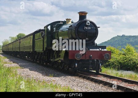 Machine à vapeur 7828 Odney Manor tirant un train en direction de la West Somerset Railway Station à Minehead dans le Somerset Banque D'Images