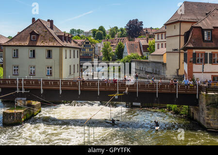 Les touristes sur un pont et en slalom sur la rivière Regnitz, Bamberg, Bavière, Allemagne, Europe. Banque D'Images