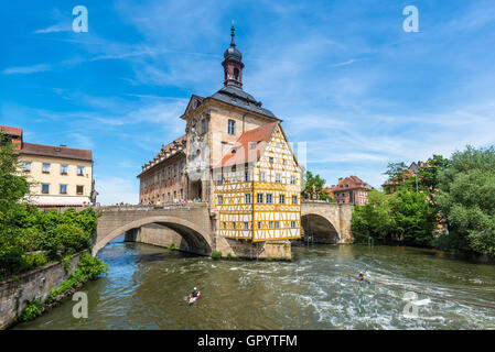 Les touristes sur un pont près de l'hôtel de ville à colombages de fin Altes Rathaus (ancien hôtel de ville) à Bamberg en bavière Allemagne Banque D'Images