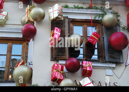 Bolzano, Italie : une brasserie typique avec des décorations de Noël. Banque D'Images