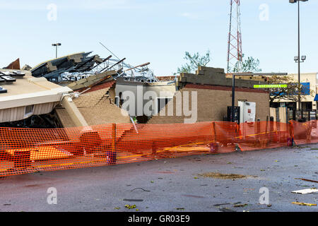 Kokomo - 24 août 2016 : Plusieurs tornades EF3 a touché le sol, l'un des qui a détruit un Starbucks local 2 Banque D'Images