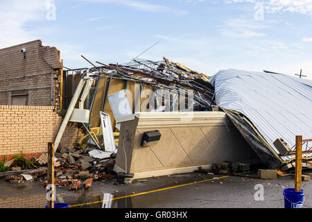 Kokomo - 24 août 2016 : Plusieurs tornades EF3 a touché le sol, l'un des qui a détruit un Starbucks local 7 Banque D'Images