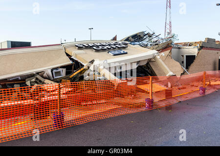 Kokomo - 24 août 2016 : Plusieurs tornades EF3 a touché le sol, l'un des qui a détruit un Starbucks local 13 Banque D'Images